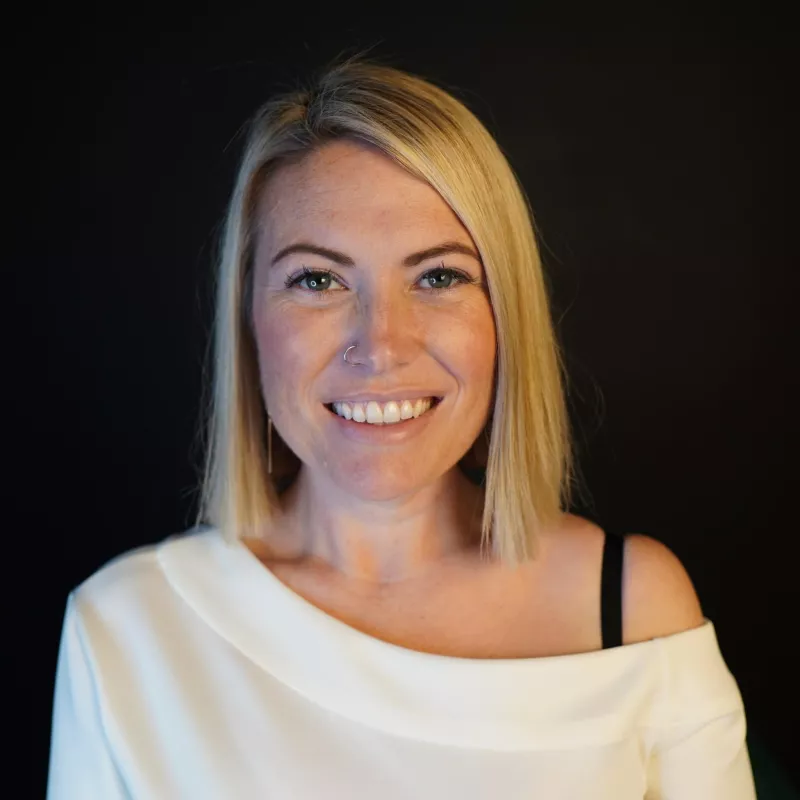 musk-despide-esther-crowford