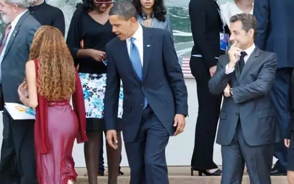 Un divertido Sarkozy parece observar la reacción de su colega estadounidense.