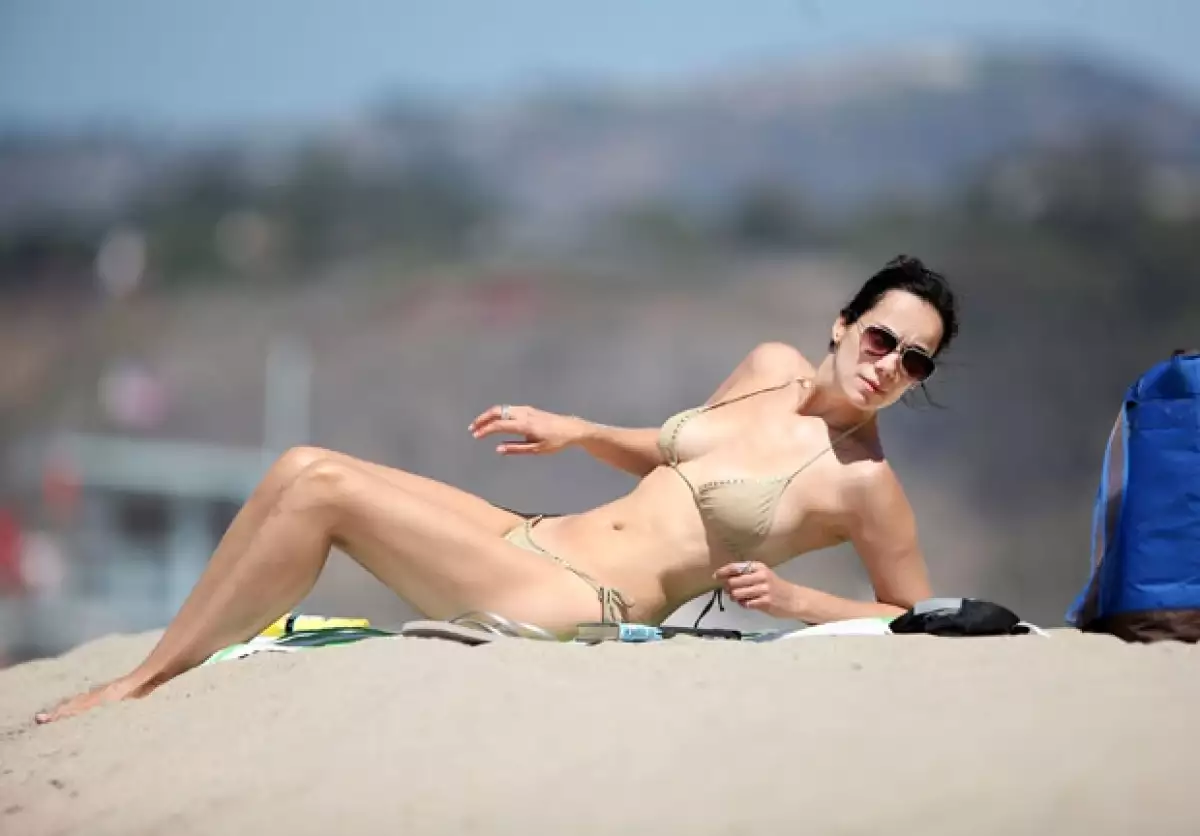 Luciendo un entallado bikini dorado, la actriz mexicana de 38 años disfrutó en solitario de arena y sol californianos, aprovechando el caluroso clima de la ciudad.