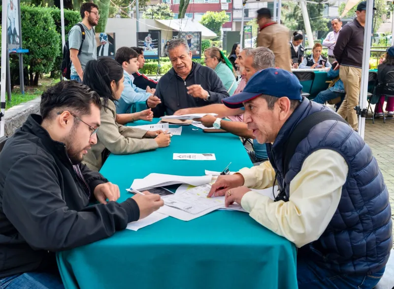 Personas en jornadas de asesoría jurídica contra el despojo en el Parque Arboledas (Pilares), ubicado en la colonia Del Valle Centro, donde vecinas y vecinos pueden recibir orientación y acompañamiento legal. 