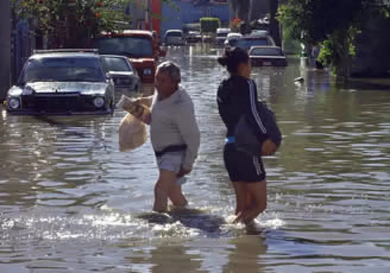 El Canal de la Compañía se desbordó, al colapsarse uno de sus muros en la autopista México-Puebla. (Foto: Notimex)