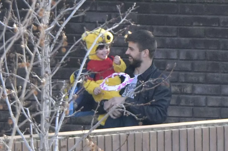 El hijo de Shakira eligió ser el simpático osito de peluche para la semana de carnaval en Barcelona; fue su papá quien lo recogió en el colegio después de su festival.
