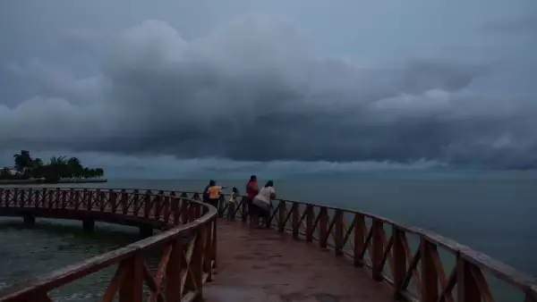 CHETUMAL, QUINTANA ROO, 07AGOSTO2017.- A horas se encuentra de tocar tierra la tormenta tropical "Franklin", en las playas de Chetumal ya se aprecia la amenaza meteorológica.
FOTO: ELIZABETH RUIZ /CUARTOSCURO. COM