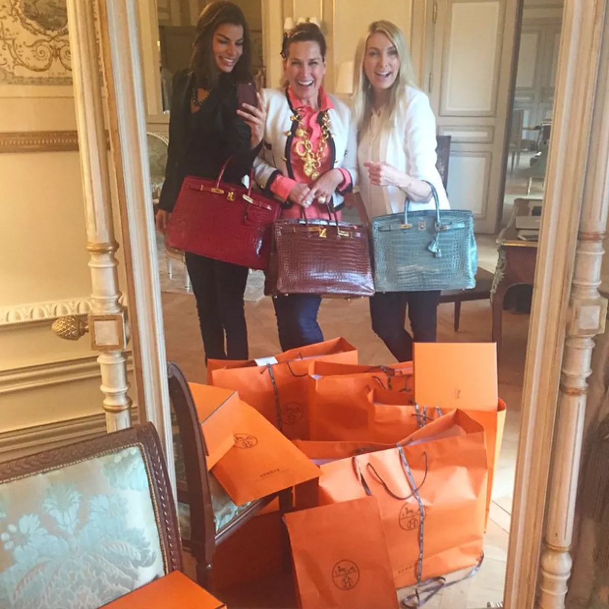 "When I shop, the world gets better, and the world is better, but then it's not and I need to do it again" Confessions of a Shopaholic-the movie) #Birkin #Hermés #Paris", escribió junto a esta foto.