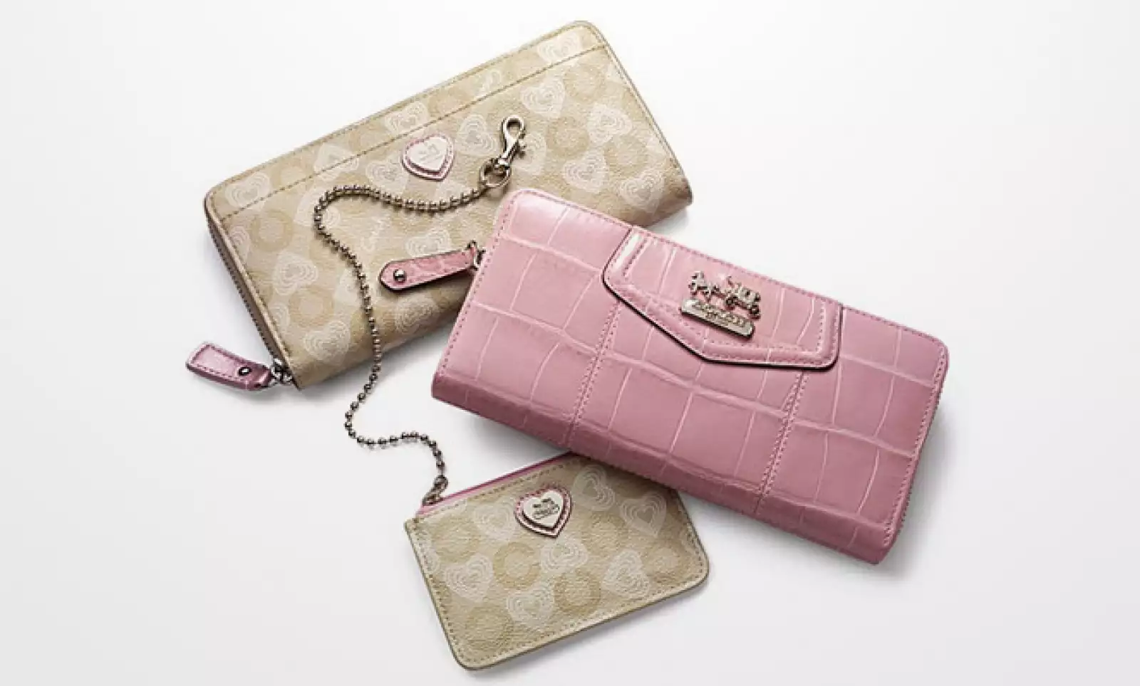 Un set completo con monedero y cartera que combina los colores de la temporada, rosa y beige.