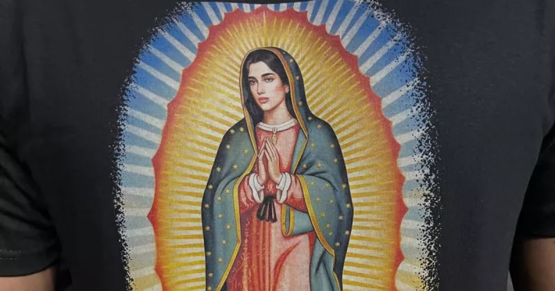 Dua Lipa representada como la Virgen de Guadalupe