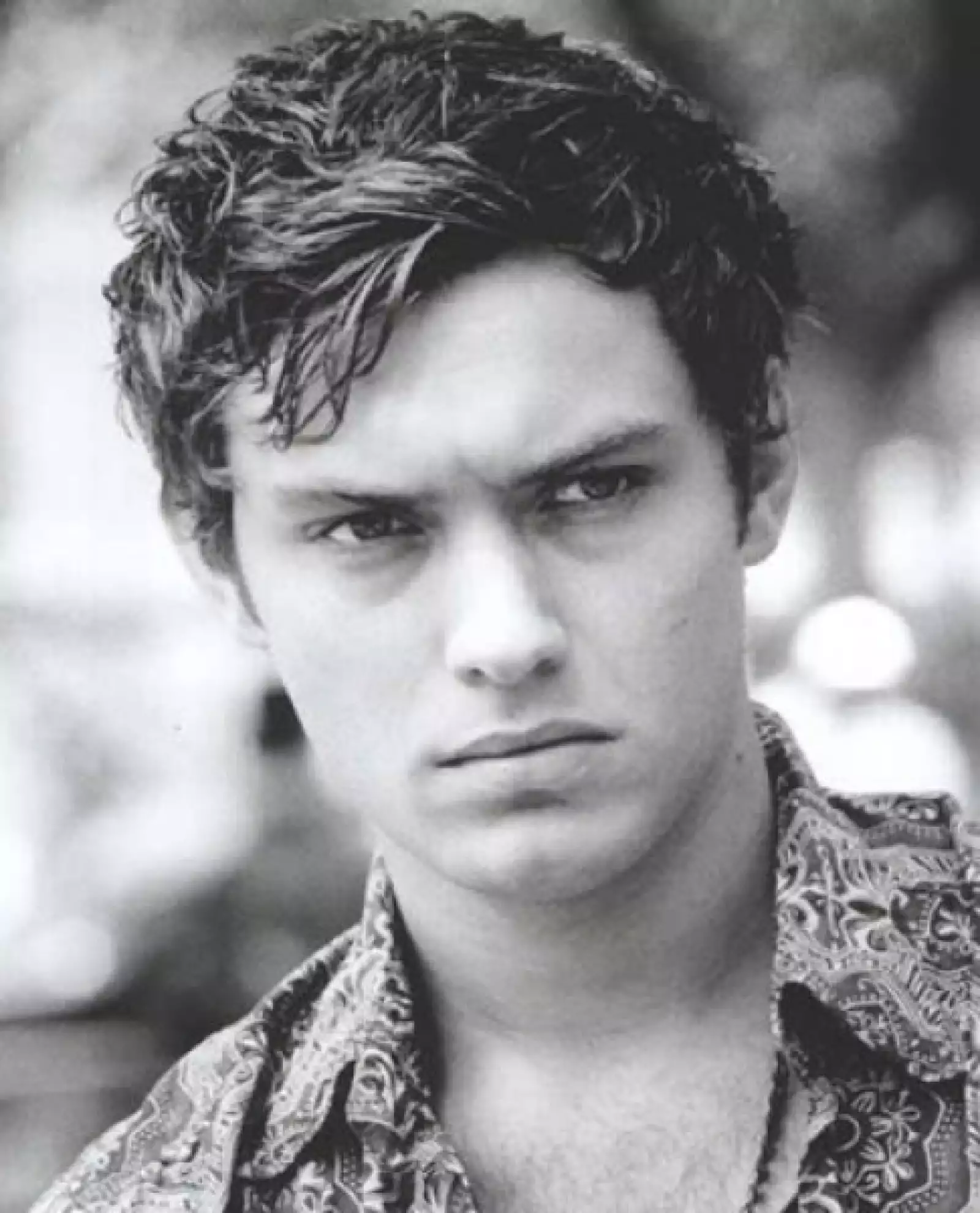 1992 (20 AÑOS). La crítica comenzó a hablar de él hasta que trabajó en la obra de teatro en Broadway, `Indiscreciones´, al lado de Kathleen Turner, actuación por la que fue nominado a un premio Tony.