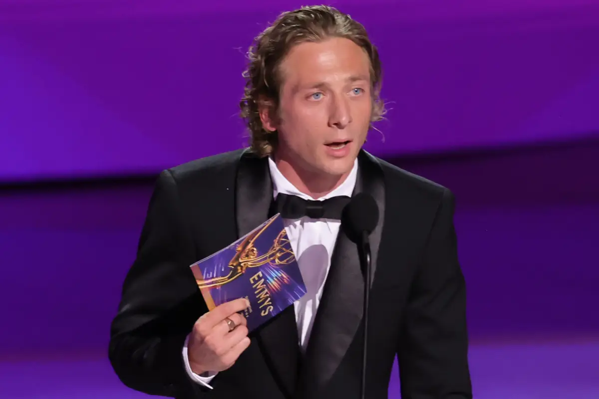 foto de jeremy allen white recibiendo el emmy 2024 a mejor actor en una serie de comedia