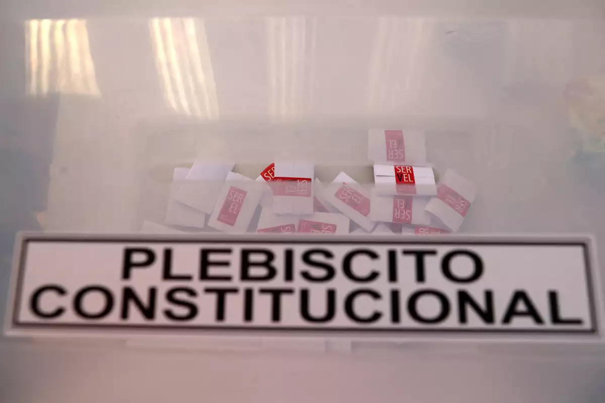 Una casilla de votación contienen muestras de votos en una escuela usada como centro de votación en Santiago, Chile. 