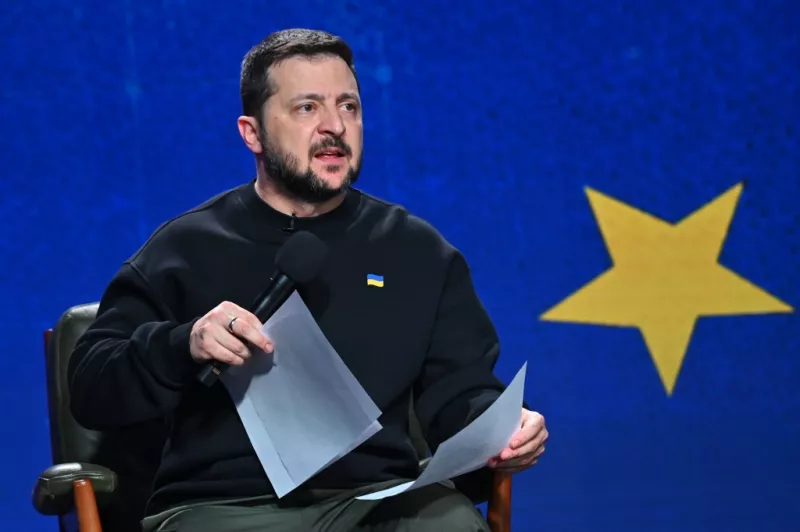 El presidente ucraniano Volodymyr Zelensky da una conferencia de prensa de fin de año en Kiev el 19 de diciembre de 2023, en medio de la invasión rusa de Ucrania. Zelensky se embarcó en una gira por los países occidentales para hacer campaña por un mayor apoyo militar y político a Ucrania a medida que la invasión de Rusia se acerca a su aniversario de dos años en febrero de 2024.