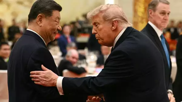 El presidente de China, Xi Jinping (izquierda), mira al presidente de los Estados Unidos, Donald Trump, mientras asisten a un banquete de estado en el Gran Salón del Pueblo en Beijing el 14 de mayo de 2026.