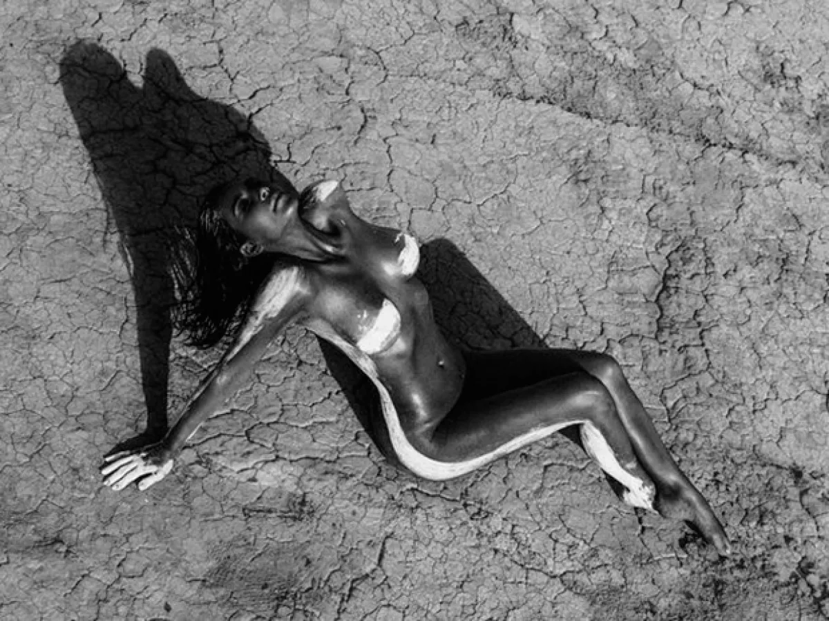 Esta es otra de las fotos que KIm publicó de aquella sesión de fotos en el desierto.