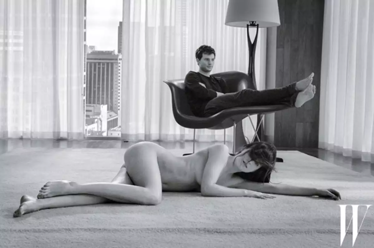 Dakota Johnson aparece en esta foto desnuda y sobre el piso.