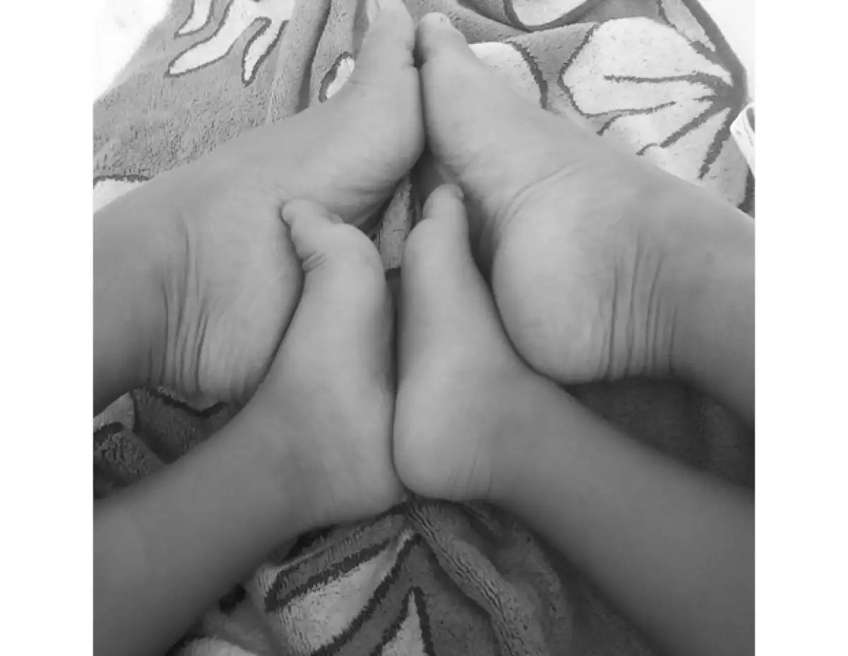 Paulina en uno de los momentos más tiernos al lado de su pequeño hijo.