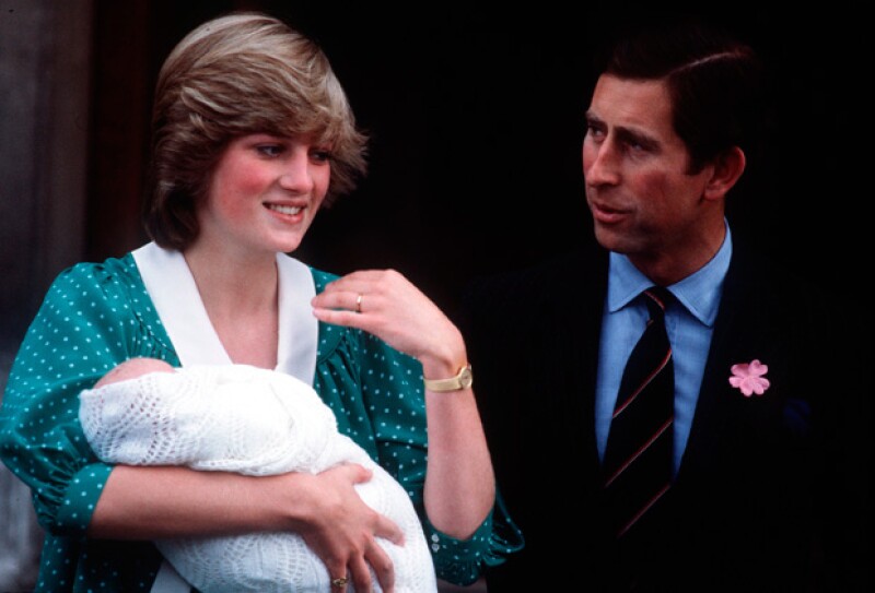 El saludo de la princesa de Gales y de la duquesa de Cambridge a su salida del hospital.