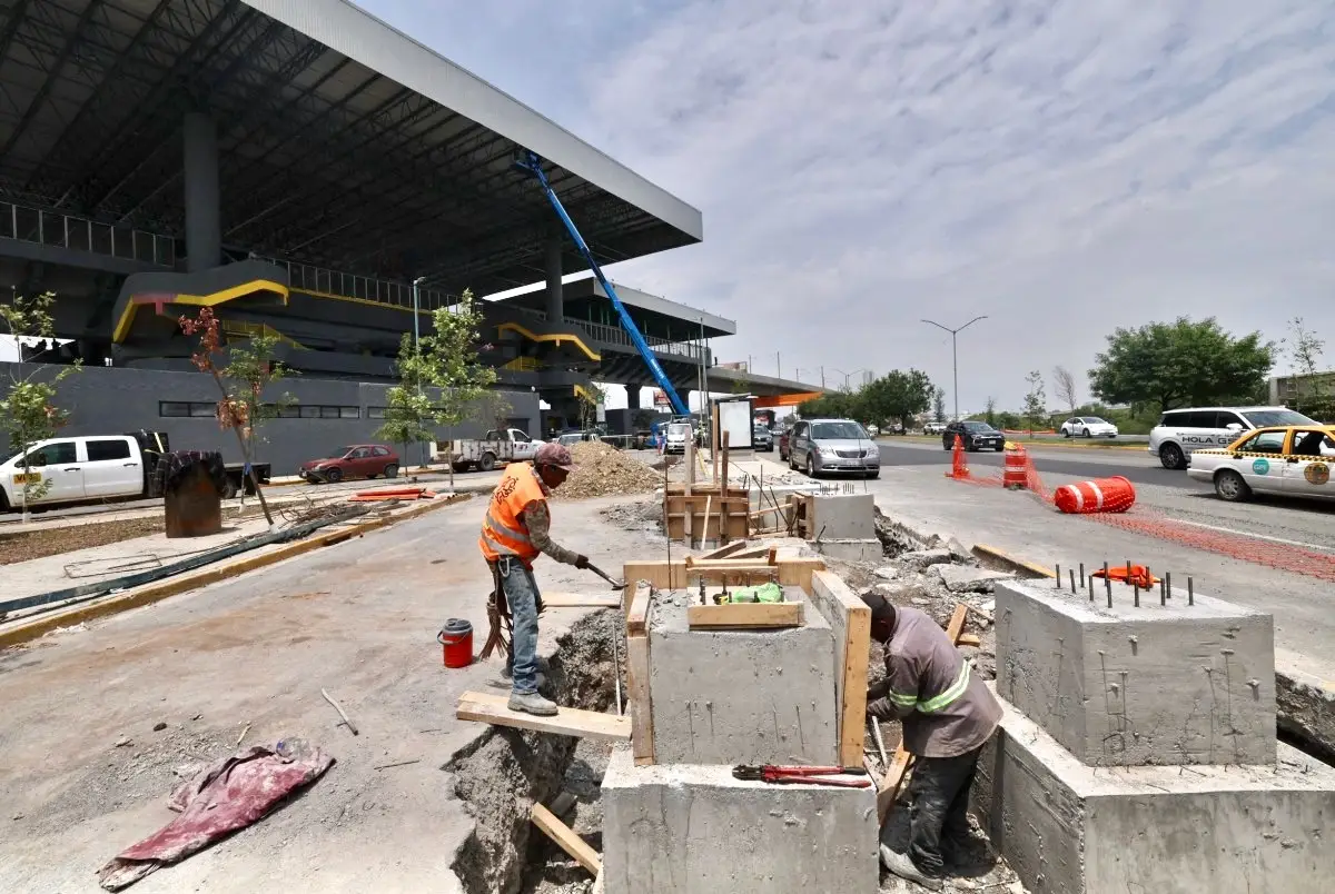 Trabajadores de la construcción en una obra sobre una carretera en México.