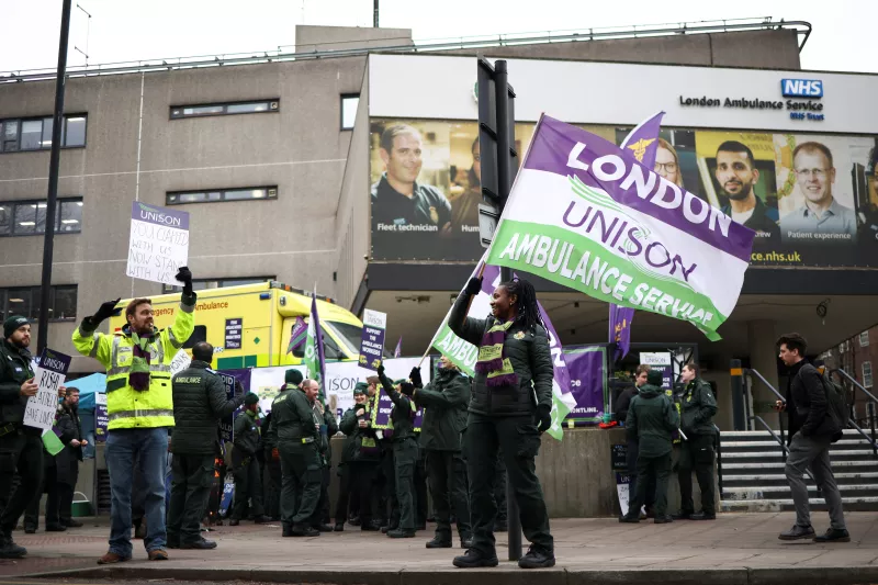 La gente protesta frente al Servicio de Ambulancias de Londres durante una huelga de trabajadores de ambulancias debido a una disputa con el gobierno sobre los salarios, en Londres, Gran Bretaña, el 23 de enero de 2023. 