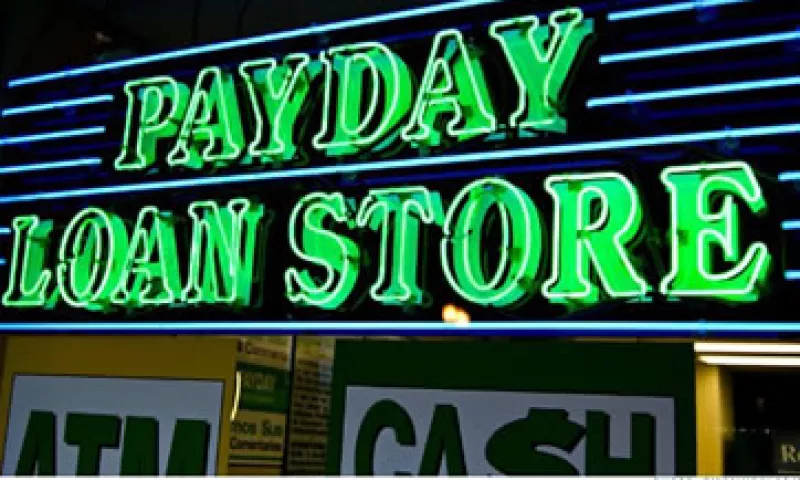 Las familias de medianos y bajos ingresos terminan perdiendo ante las excesivas tasas. (Foto: Getty Images)