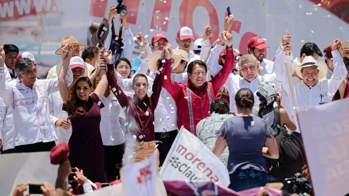 Américo Villareal, Mara Lezama, Claudia Sheinbaum, Mario Delgado, Adán Augusto López, y Ricardo Morenal, durante una asamblea informativa en Torreón, Coahuila, con miras a las elecciones que se llevarán a cabo en este estado el próximo año.