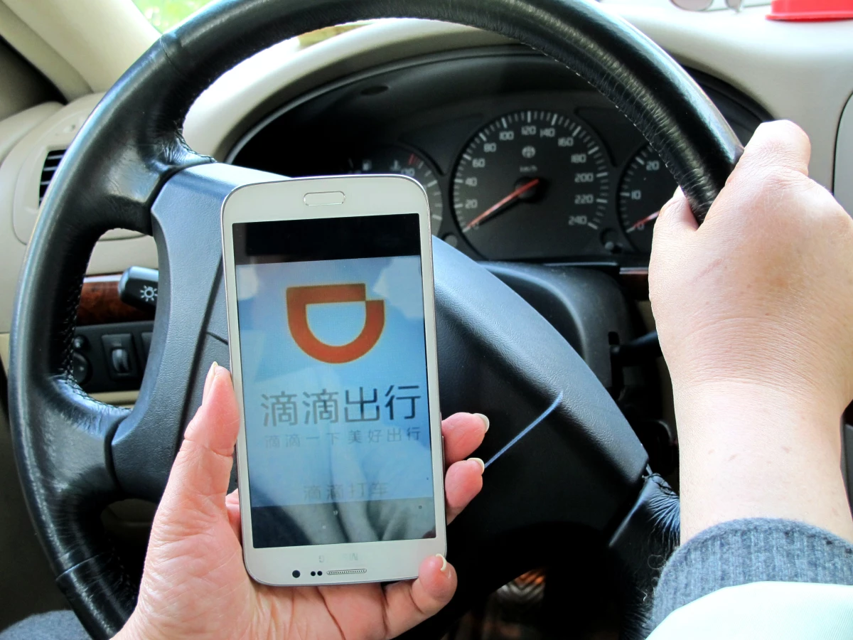 Apple intenta revitalizar sus ventas en China con una inversión millonaria en el servicio Didi Chuxing.