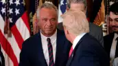 El presidente Donald Trump, estrecha la mano del Secretario de Salud y Servicios Humanos Robert F. Kennedy Jr. junto con el Secretario de Vivienda y Desarrollo Urbano Scott Turner (izquierda) después de que Trump firmara la orden ejecutiva "Fomentar el Futuro" en la Sala Este de la Casa Blanca el 13 de noviembre de 2025 en Washington, DC.