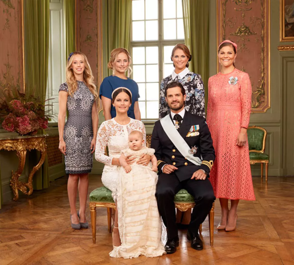 También posaron con las tías maternas, Lina Frejd y Sara Hellqvist y las tías paternas, las princesas Victoria y Magdalena de Suecia.