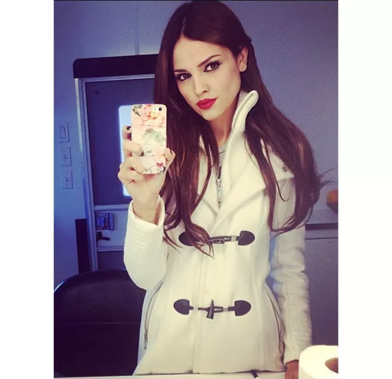 La cantante y actriz compartió en su Instagram imágenes de su nuevo tono de pelo, dejando atrás el rubio que la caracterizaba desde hace unos años.