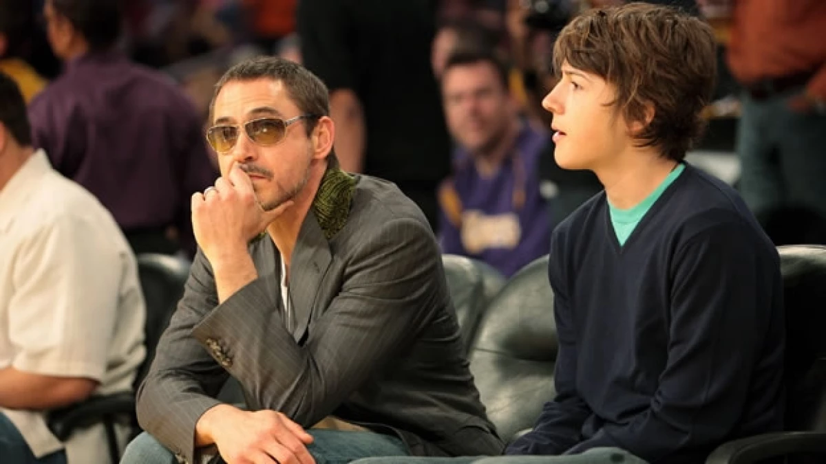 Robert Downey Jr. (izquierda) junto al mayor de sus hijos durante un juego de basquetbol en California