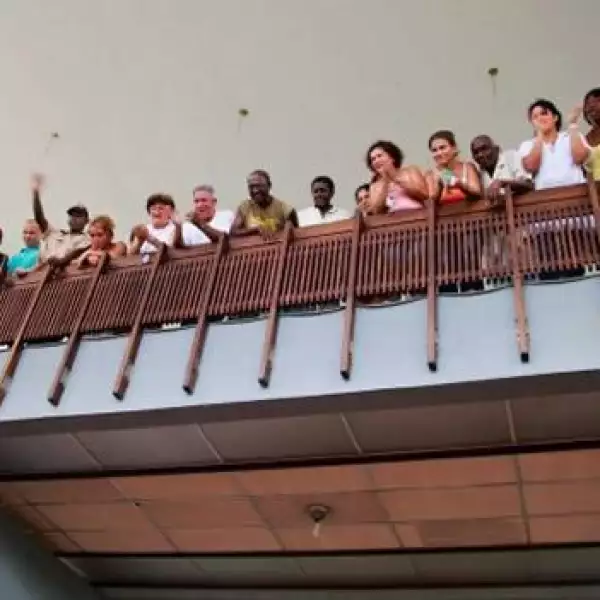 Gente saluda durante reaparicion de Fidel Castro