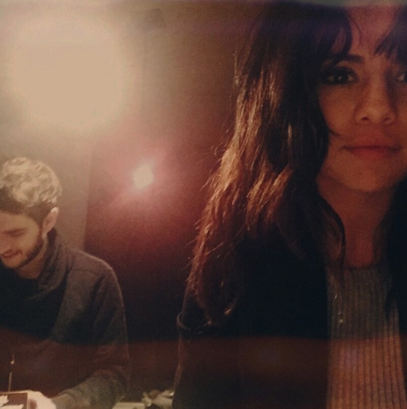 Selena ya comenzó a dar indicios de una posible relación con Zedd, pues publicó una foto en la que él se ve de fondo, y ella dice que lo extraña.