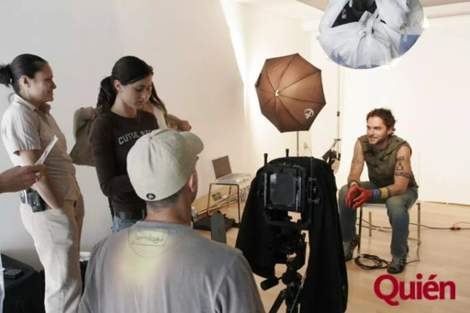 Manolo Cardona Backstage