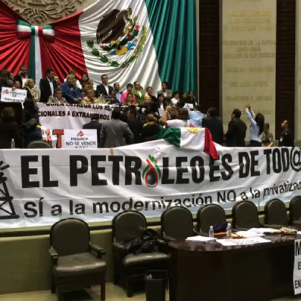 Tras la aprobación de la reforma, los diputados de izquierda que tomaron la tribuna en el Salón de Sesiones en San Lázaro levantaron su bloqueo y se retiraron.