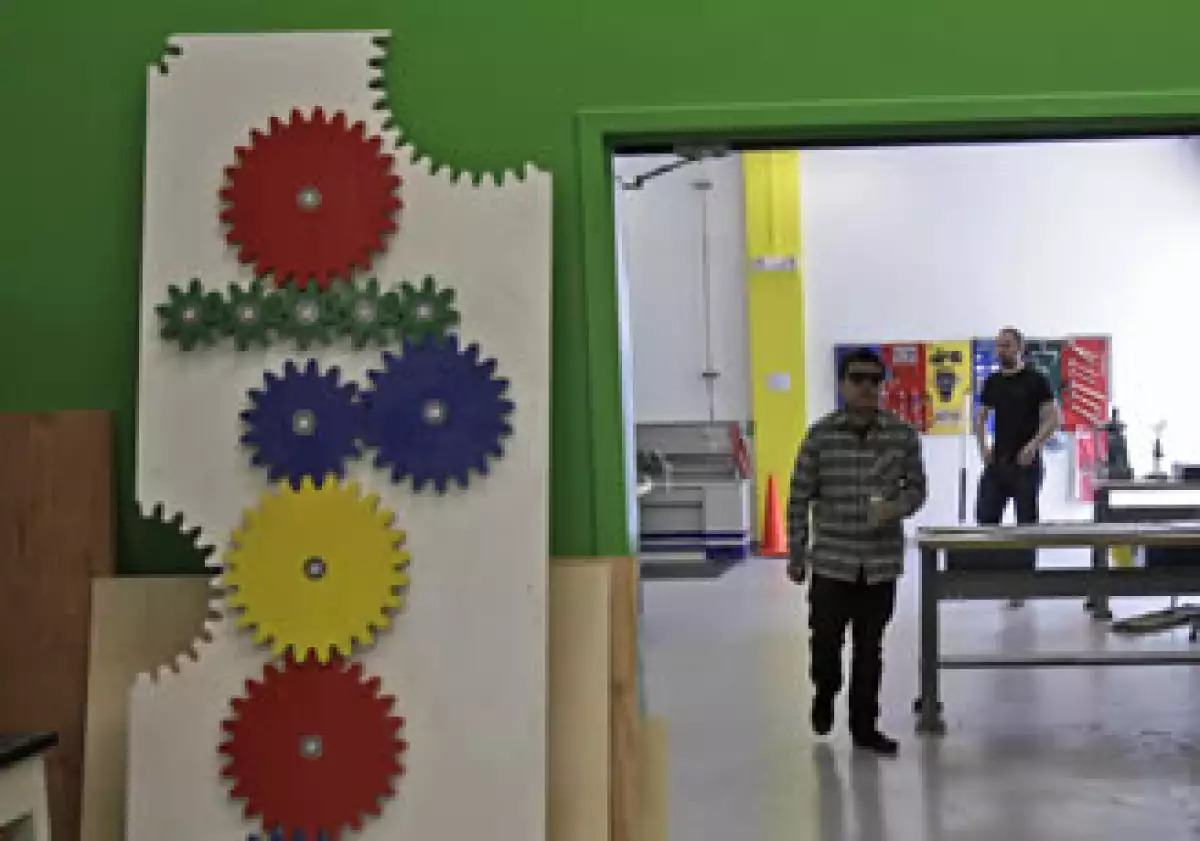 Los empleados pueden alejarse de sus computadoras y soldar, perforar y serruchar con maquinaria cara que no encontrarán en la ferretería. (Foto: AP)