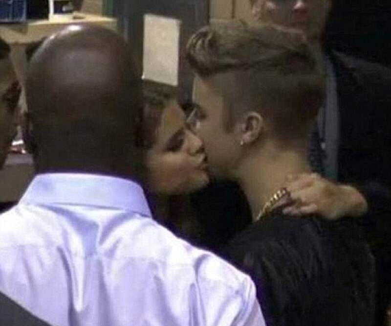 Selena besó a Justin en el cachete.