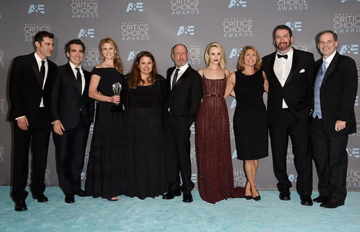 Josh Singer, Brian d´Arcy James, Blye Pagon Faust, Nicole Rocklin, Steve Golin, Rachel McAdams, Sacha Pfeiffer y  Tom Ortenberg celebrando el triunfo de Spotlight.