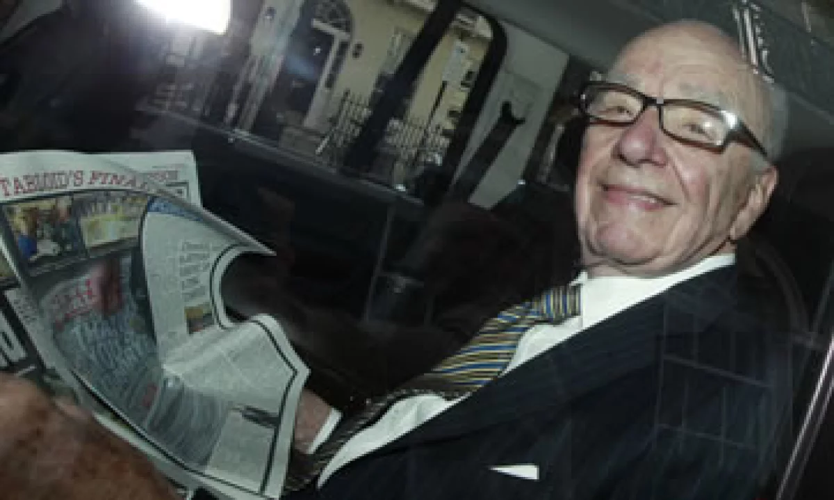 Rupert Murdoch llegó a Londres para hacer frente a los escándalos en los que su organización se vio envuelta por intervenciones telefónicas. (Foto: Reuters)