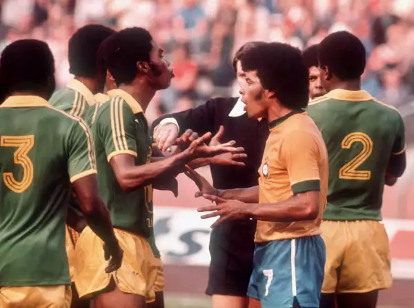 El jugador de Zaire Boba Lobilo y el brasileño Roberto Rivelino están disputando agresivamente con el árbitro durante un partido de la Copa Mundial de la FIFA de 1974 en Gelsenkirchen, Alemania, el 22 de junio. Brasil gana 3:0.