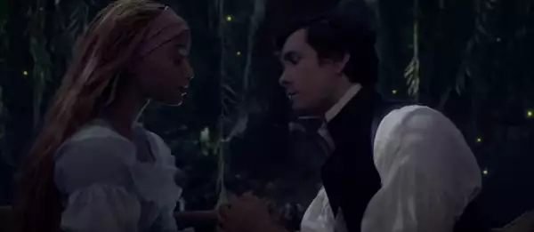 Halle Bailey y Jonah Andre Hauer-King en La Sirenita.png