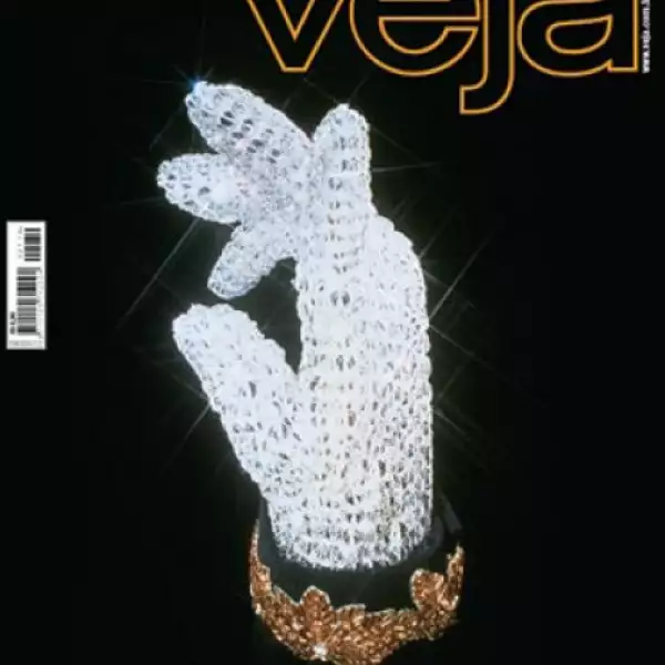 Veja optó por mostrar el guante característico de Jackson.