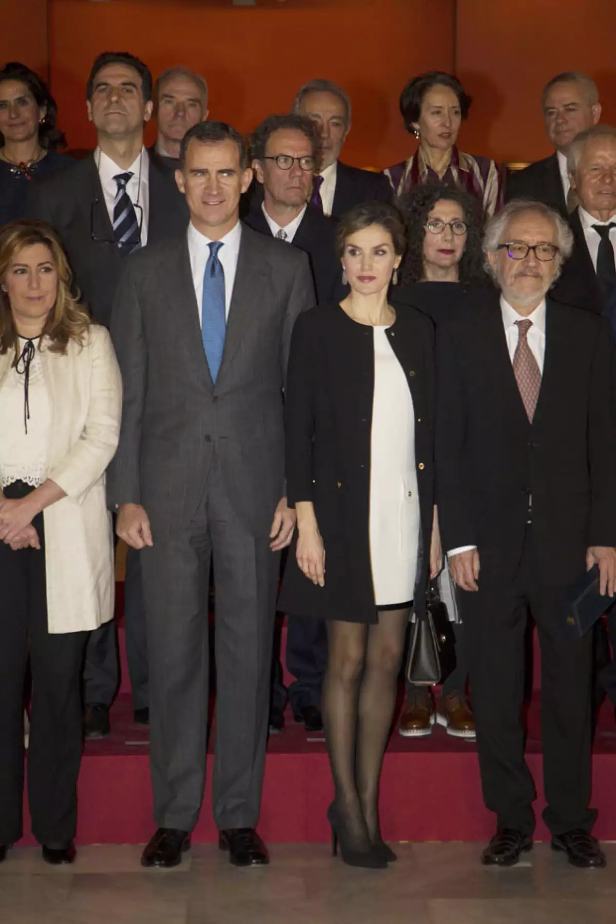 La reina hizo de lado las críticas y cuestiones de etiqueta para volver a lucir su corto vestido de la firma Felipe Varela durante su paso por Sevilla.