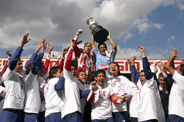 Jugadores de las Chivas festejan el último título obtenido por el equipo mexicano.