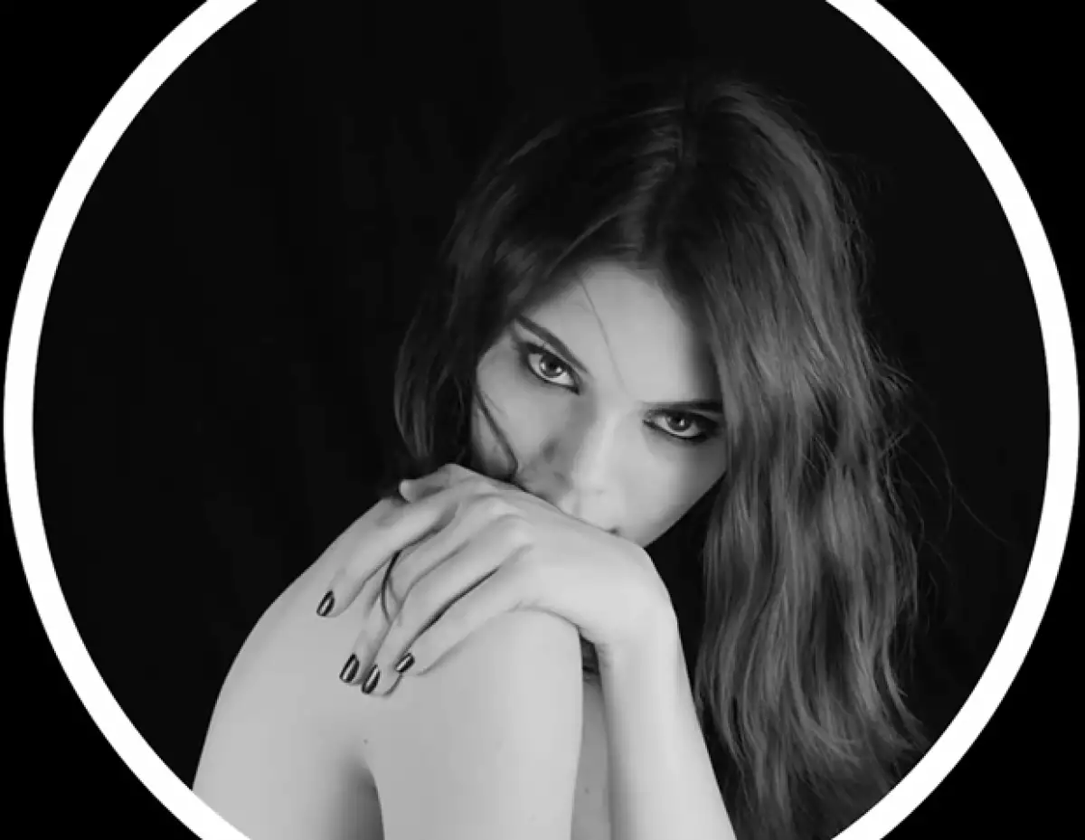 Después de firmar contrato con Estée Lauder, vemos el primer video de la modelo donde presenta el nuevo producto de la marca.