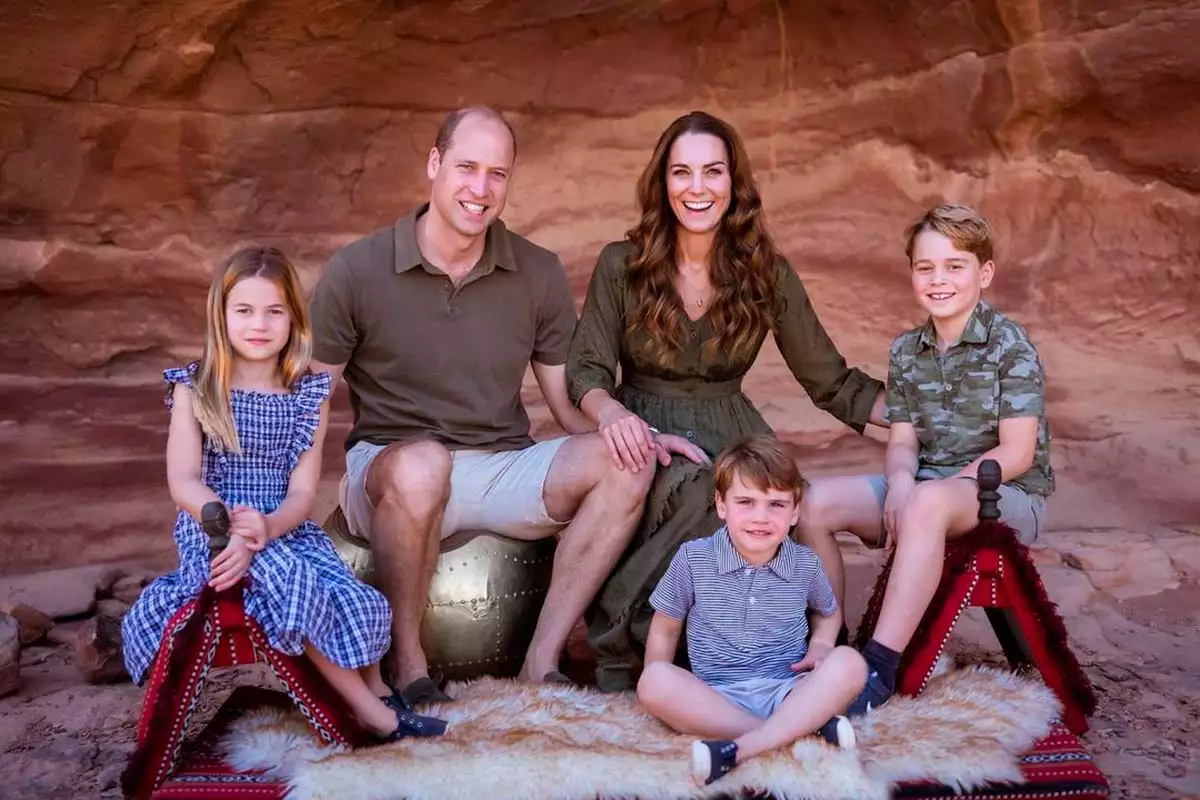 Princesa Charlotte, príncipe William, Kate Middleton, príncipe Louis, príncipe George