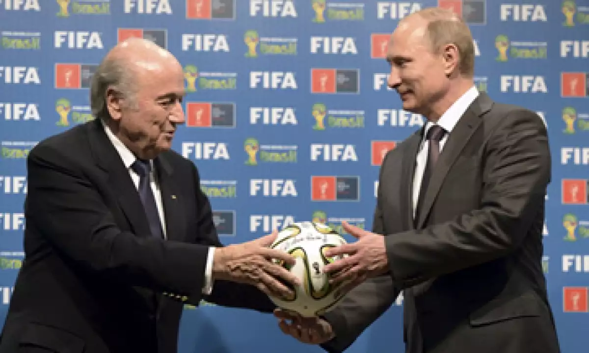 En 2014 el entonces presidente de la FIFA, Joseph Blatter, entregó oficialmente la Copa 2018 al presidente ruso Vladimir Putin. (Foto: Reuters )
