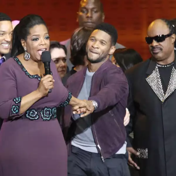 En la imagen vemos a Will Smith, Usher y Stevie Wonder. Juntos han participado en más de 30 películas y vendido más de 200 millones de copias de discos vendidos, además de aparecer en más de 20 películas.