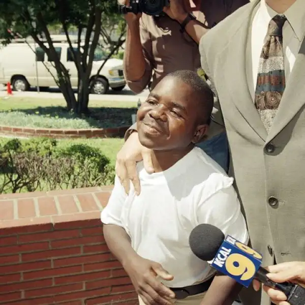 Gary Coleman en 1998 en Hawthorne, California, sede policiaca a la que llegó acompañado por su abogado Adán Londres. Coleman estuvo bajo investigación por los cargos de asalto y agresión, por presuntamente haber golpeado a una mujer que le pidió su autógr