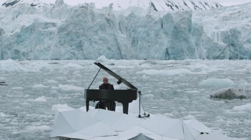 Ludovico Einaudi tocó el piano en apoyo a Greenpeace para salvaguardar el Ártico y evitar su proceso de destrucción.