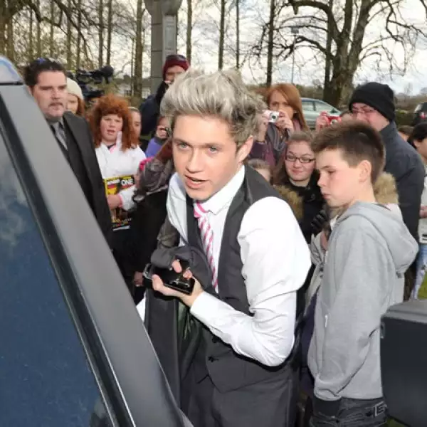 Sorpresivamente llegó manejando su camioneta, de la que bajó con dificultad debido a la multitud que se formó fuera de la iglesia.