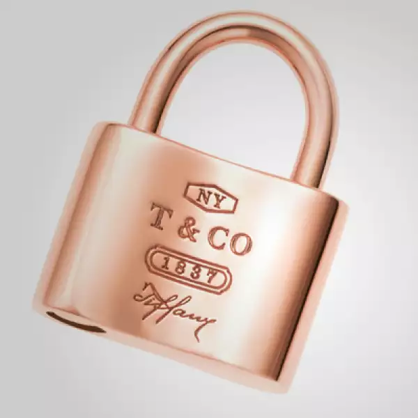 Esta singular aleación es liviana pero a la vez fuerte, se puede pulir para darle un terso lustre y es favorecedora para cualquier tono de piel, dice la compañía.