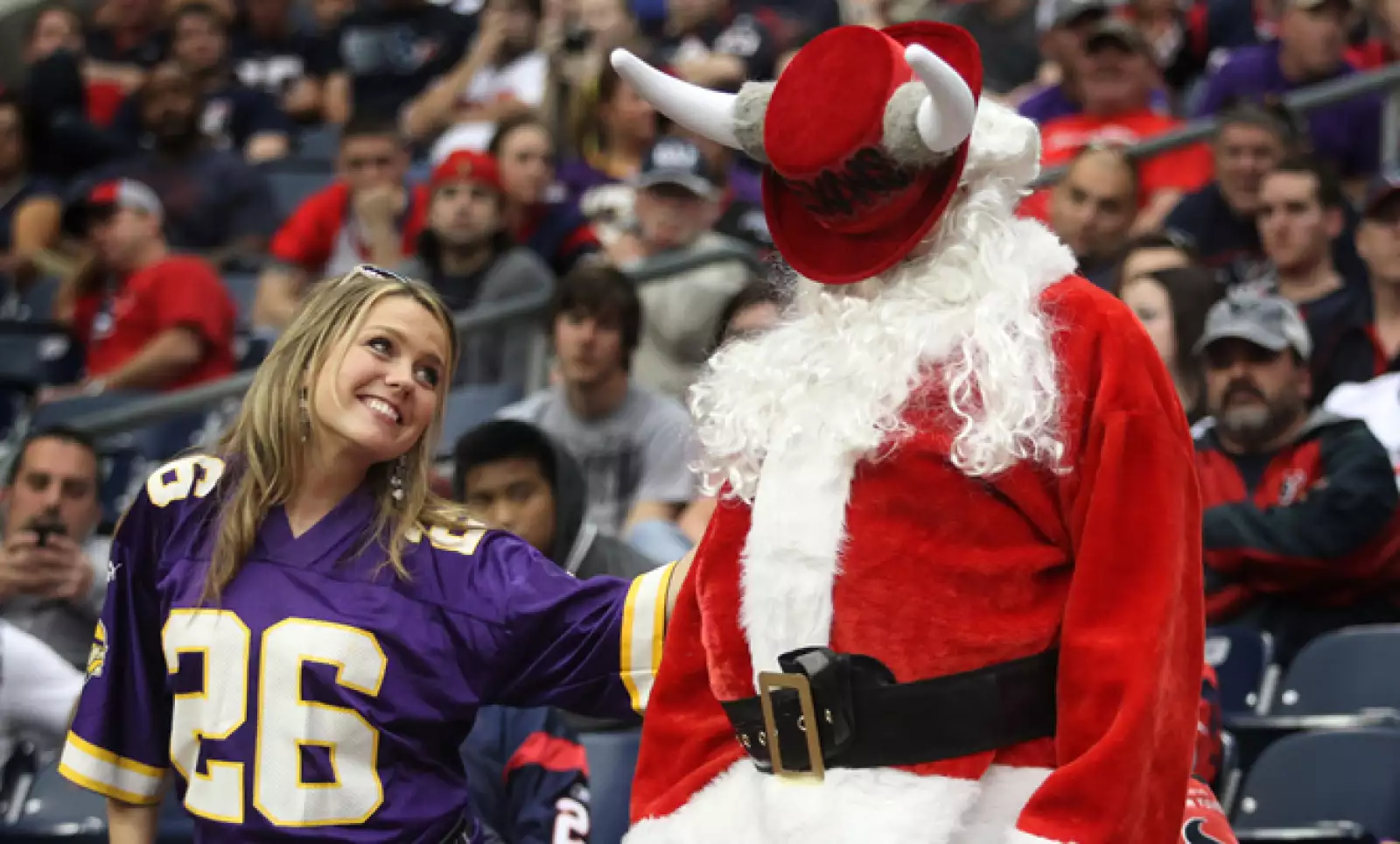 Un fanático de los Texanos de Houston se vistió de Santa Clos para asistir al juego contra los Vikingos de Minnesota en los Estados Unidos.